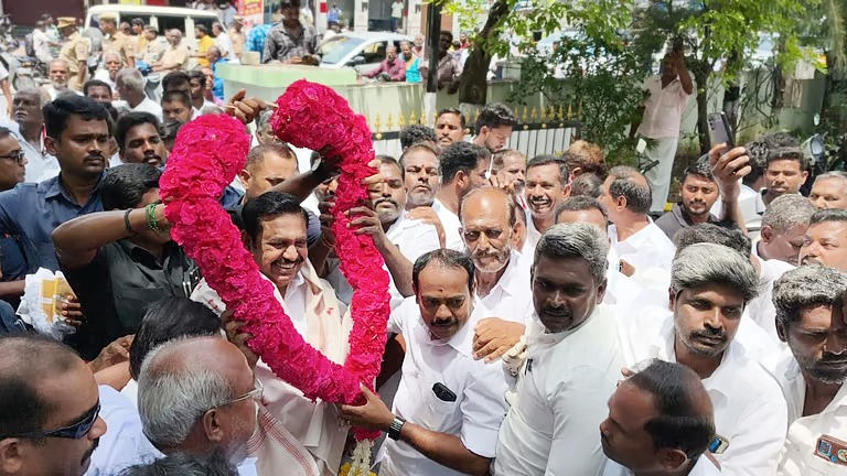 அதிமுக பொதுச்செயலாளர் பழனிசாமிக்கு கட்சி நிர்வாகிகள் உற்சாக வரவேற்பு !!