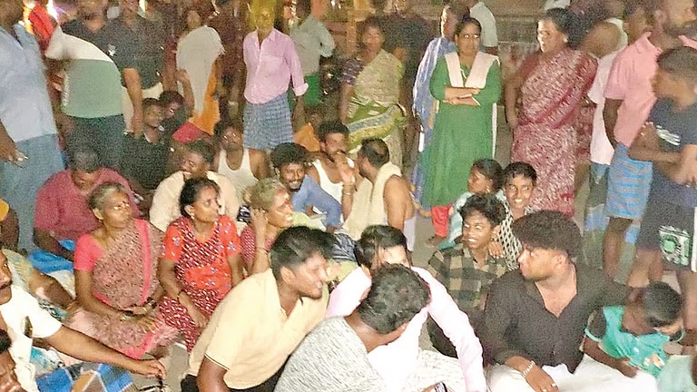 இரவு நேரங்​களில் தூக்​கத்தை தொலைத்து வீதி​களில் இறங்கி போராடும் மக்கள்!! விஸ்வரூபம் எடுத்துள்ள மின்வெட்டு பிரச்சினை......