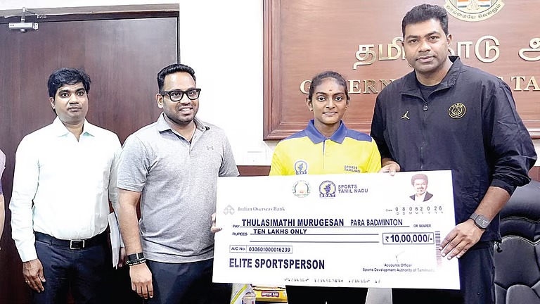 சாதனை​கள் படைத்த விளையாட்டு வீரர்​களுக்கு நிதியுதவி