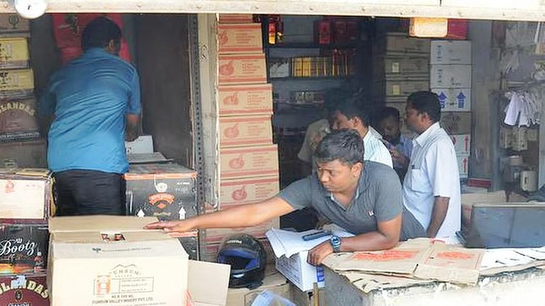 மூடப்​பட்ட கடை பணி​யாளர்​கள் 500 பேருக்கு இளநிலை உதவி​யாளர்​களாக பதவி உயர்வு!!