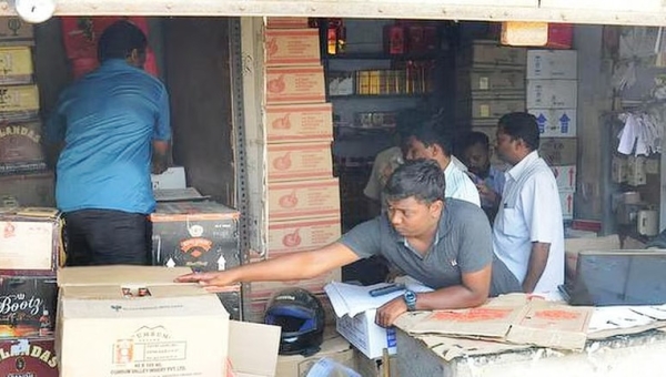 மூடப்​பட்ட கடை பணி​யாளர்​கள் 500 பேருக்கு இளநிலை உதவி​யாளர்​களாக பதவி உயர்வு!!