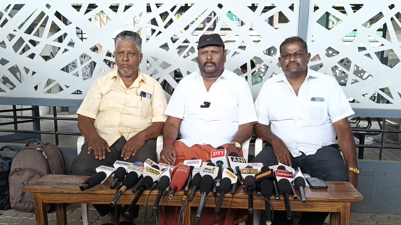 போக்குவரத்து அமைச்சர் தான். அவர் பொறுப்பற்ற அமைச்சராக இருக்கிறார் என்று ஆமினி&hellip;